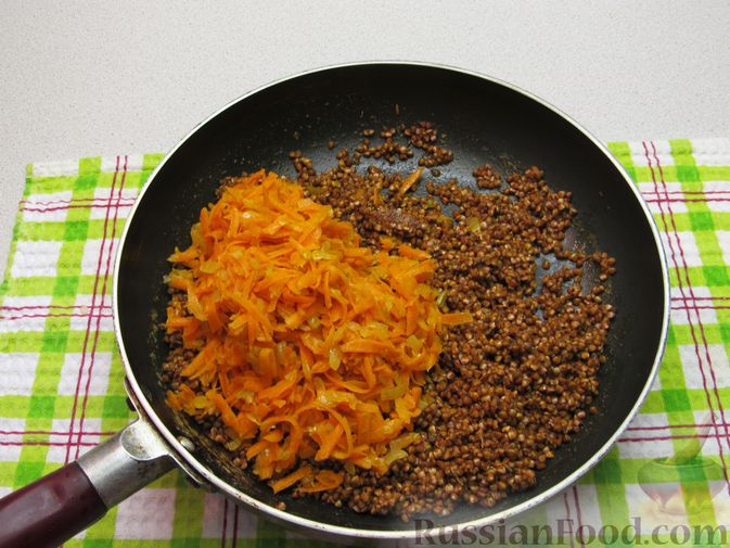 Фото приготовления рецепта: Гречка с овощами, зирой, куркумой и паприкой (на сковороде) - шаг №12