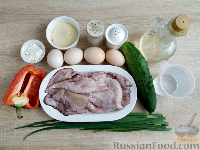 Фото приготовления рецепта: Салат с жареными кальмарами, огурцами, болгарским перцем и яичными блинчиками - шаг №1