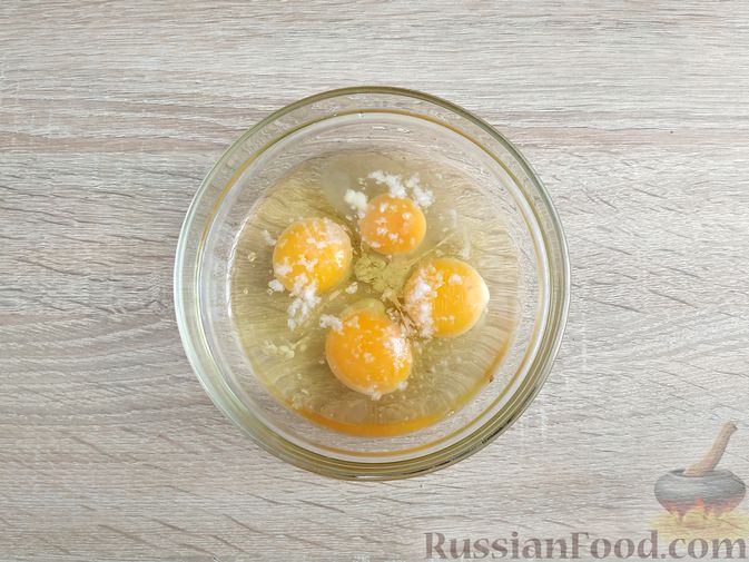 Фото приготовления рецепта: Салат с жареными кальмарами, огурцами, болгарским перцем и яичными блинчиками - шаг №8