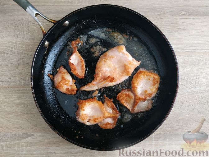 Фото приготовления рецепта: Салат с жареными кальмарами, огурцами, болгарским перцем и яичными блинчиками - шаг №6
