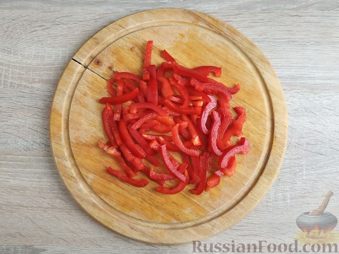 Фото приготовления рецепта: Салат с жареными кальмарами, огурцами, болгарским перцем и яичными блинчиками - шаг №14