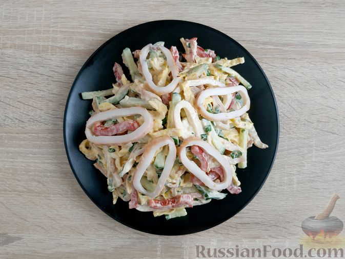 Фото приготовления рецепта: Салат с жареными кальмарами, огурцами, болгарским перцем и яичными блинчиками - шаг №19