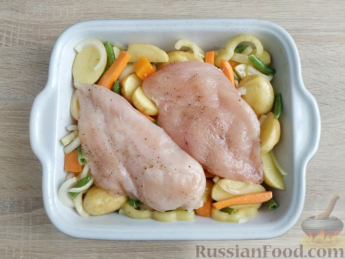 Фото приготовления рецепта: Куриное филе, запечённое с овощами - шаг №11