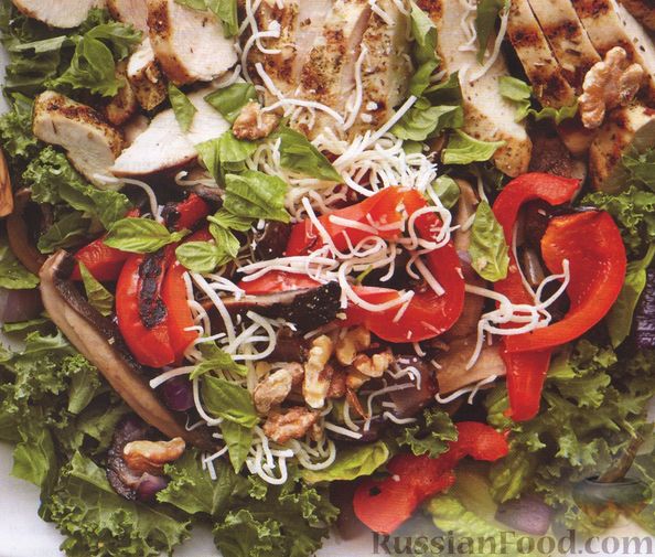 Фото к рецепту: Салат из курицы, грибов и овощей, приготовленных на гриле