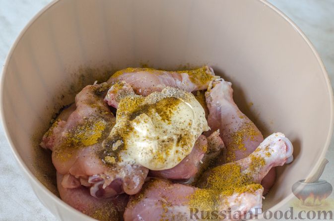 Фото приготовления рецепта: Запечённые куриные голени, панированные в арахисе - шаг №3
