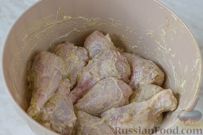 Фото приготовления рецепта: Запечённые куриные голени, панированные в арахисе - шаг №4