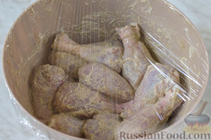 Фото приготовления рецепта: Запечённые куриные голени, панированные в арахисе - шаг №5