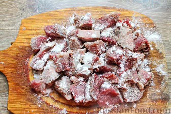 Фото приготовления рецепта: Свинина, запечённая в сливках, с картофелем и луком - шаг №7