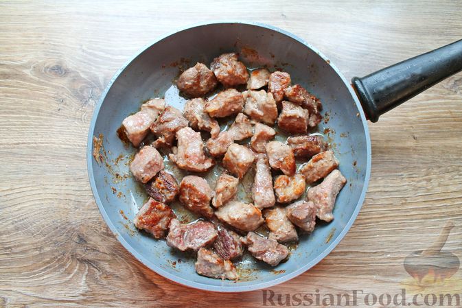 Фото приготовления рецепта: Свинина, запечённая в сливках, с картофелем и луком - шаг №8