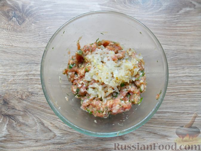 Фото приготовления рецепта: Суп с мясными фрикадельками, картофелем и сладким перцем - шаг №9