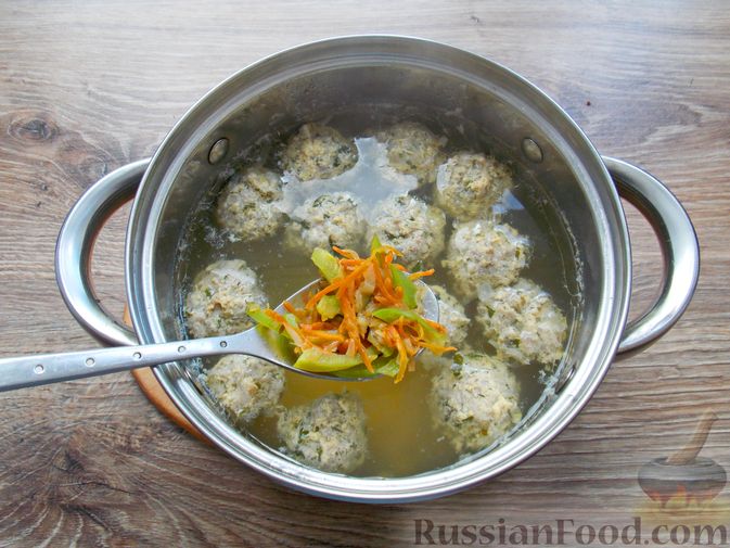 Фото приготовления рецепта: Суп с мясными фрикадельками, картофелем и сладким перцем - шаг №16