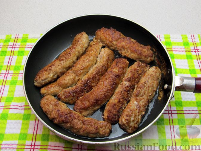 Фото приготовления рецепта: Колбаски из мясного фарша с чесноком (на сковороде) - шаг №11