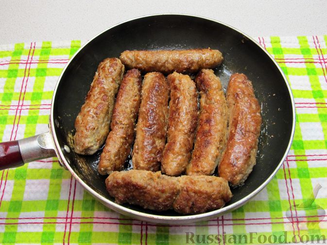 Фото приготовления рецепта: Колбаски из мясного фарша с чесноком (на сковороде) - шаг №12