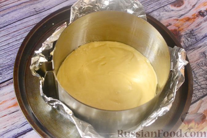 Фото приготовления рецепта: Торт на майонезе и сгущёнке, со сметанным кремом - шаг №10