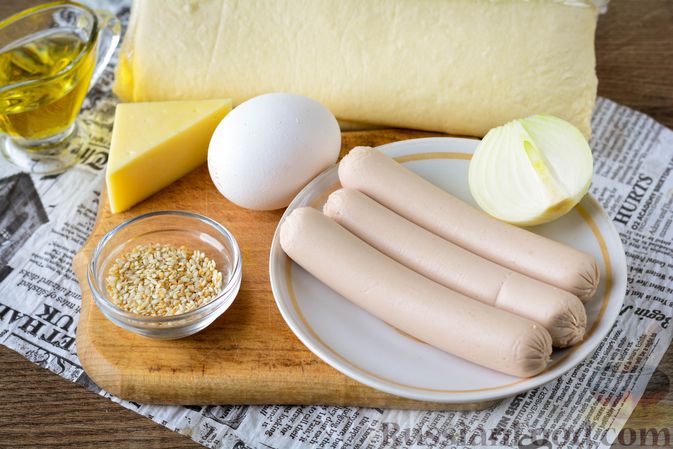 Фото приготовления рецепта: Сосиски в слоёном тесте, с сыром и жареным луком - шаг №1