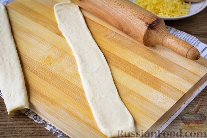 Фото приготовления рецепта: Сосиски в слоёном тесте, с сыром и жареным луком - шаг №6