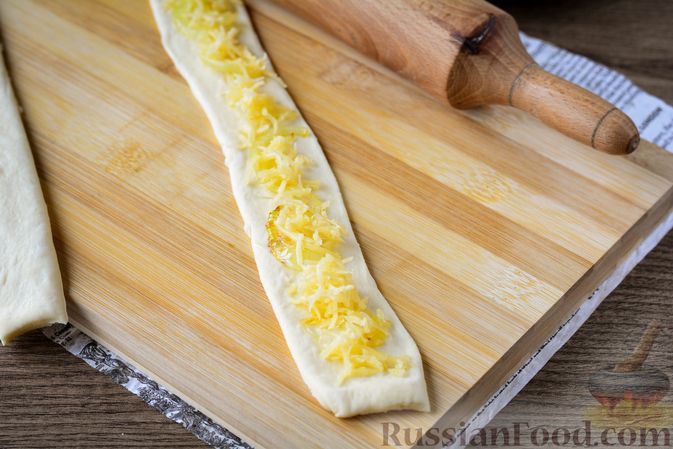 Фото приготовления рецепта: Сосиски в слоёном тесте, с сыром и жареным луком - шаг №8