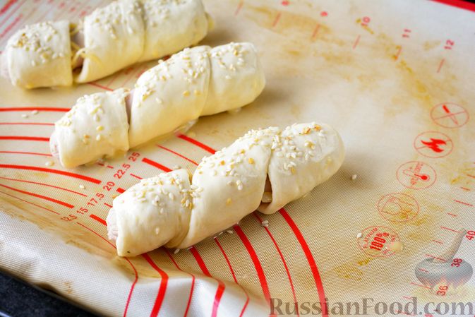 Фото приготовления рецепта: Сосиски в слоёном тесте, с сыром и жареным луком - шаг №10