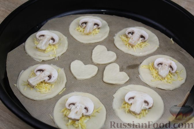 Фото приготовления рецепта: Закусочные слойки с сыром и шампиньонами - шаг №9
