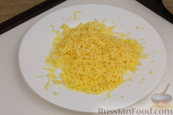 Фото приготовления рецепта: Закусочные слойки с сыром и шампиньонами - шаг №3