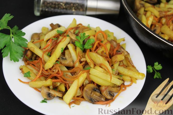 Фото к рецепту: Жареная картошка с грибами и морковью по-корейски