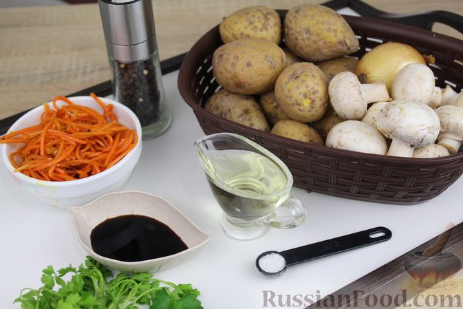 Фото приготовления рецепта: Жареная картошка с грибами и морковью по-корейски - шаг №1