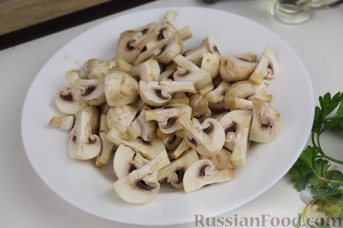 Фото приготовления рецепта: Жареная картошка с грибами и морковью по-корейски - шаг №2