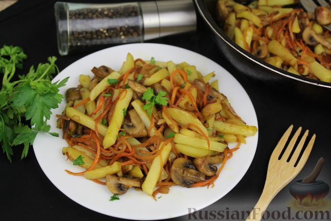 Фото приготовления рецепта: Жареная картошка с грибами и морковью по-корейски - шаг №14