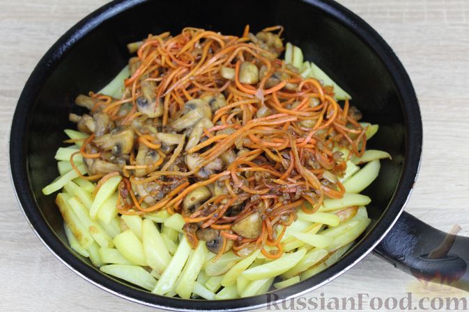 Фото приготовления рецепта: Жареная картошка с грибами и морковью по-корейски - шаг №11