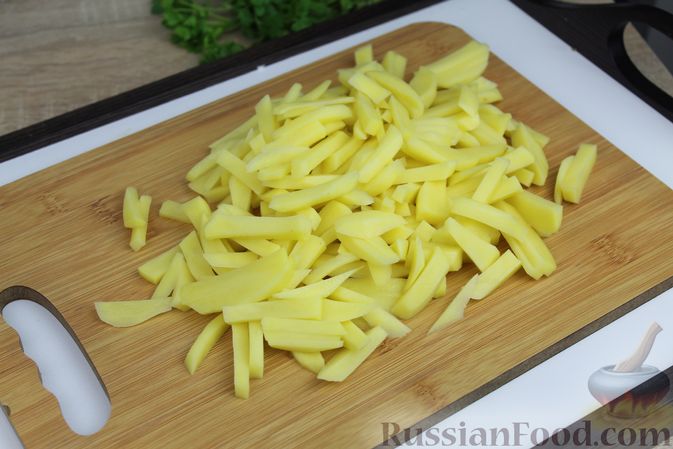 Фото приготовления рецепта: Жареная картошка с грибами и морковью по-корейски - шаг №9