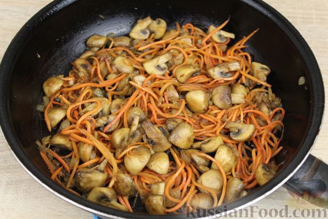 Фото приготовления рецепта: Жареная картошка с грибами и морковью по-корейски - шаг №8