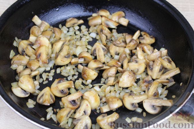 Фото приготовления рецепта: Жареная картошка с грибами и морковью по-корейски - шаг №6