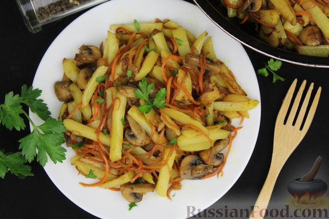 Фото приготовления рецепта: Жареная картошка с грибами и морковью по-корейски - шаг №13