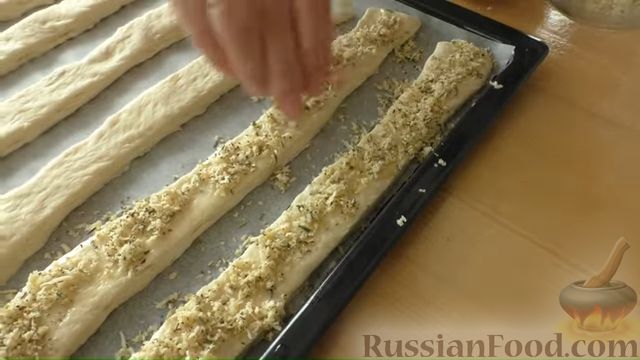 Фото приготовления рецепта: Cырно-чесночные хлебные палочки - шаг №10