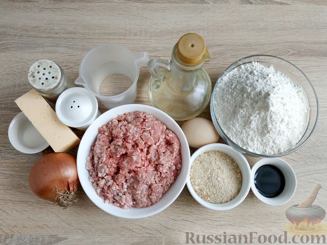 Фото приготовления рецепта: Штрудель с мясом, луком и сыром - шаг №1