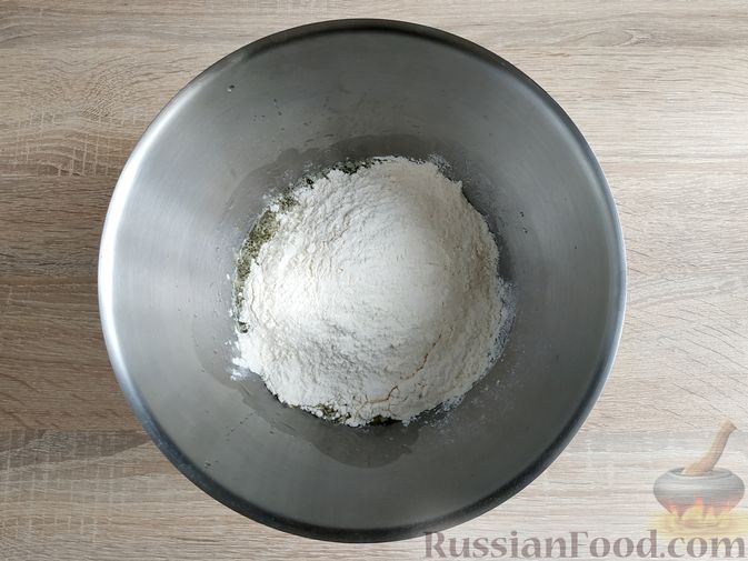Фото приготовления рецепта: Штрудель с мясом, луком и сыром - шаг №4