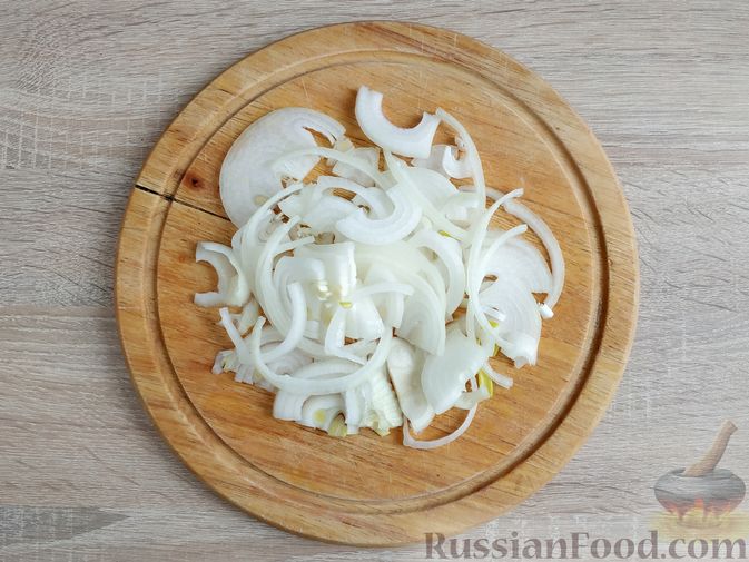 Фото приготовления рецепта: Штрудель с мясом, луком и сыром - шаг №6