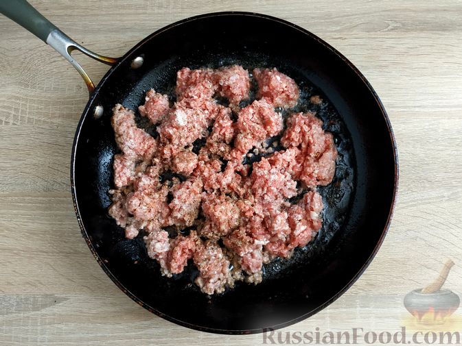 Фото приготовления рецепта: Штрудель с мясом, луком и сыром - шаг №9