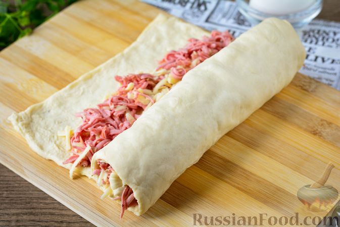 Фото приготовления рецепта: Мини-слойки с колбасой и сыром - шаг №7