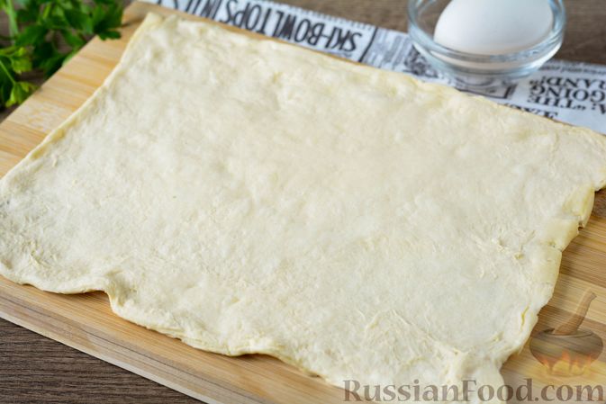 Фото приготовления рецепта: Мини-слойки с колбасой и сыром - шаг №5