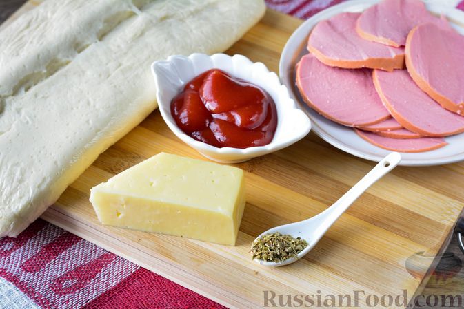 Фото приготовления рецепта: Булочки из слоёно-дрожжевого теста, с колбасой и сыром - шаг №1