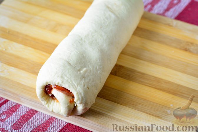 Фото приготовления рецепта: Булочки из слоёно-дрожжевого теста, с колбасой и сыром - шаг №6