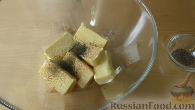 Фото приготовления рецепта: Запечённый картофель со сливочным маслом, чесноком и травами - шаг №3