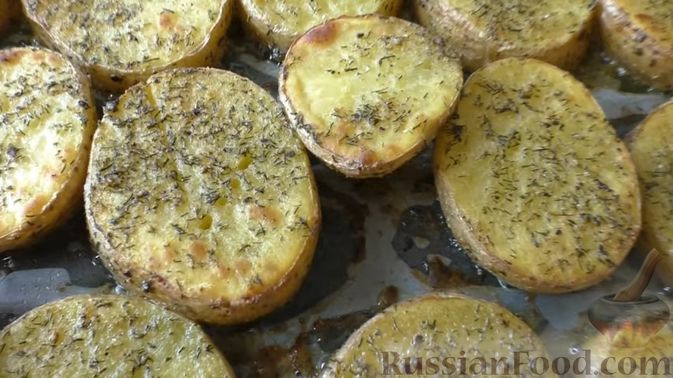 Фото приготовления рецепта: Запечённый картофель со сливочным маслом, чесноком и травами - шаг №5