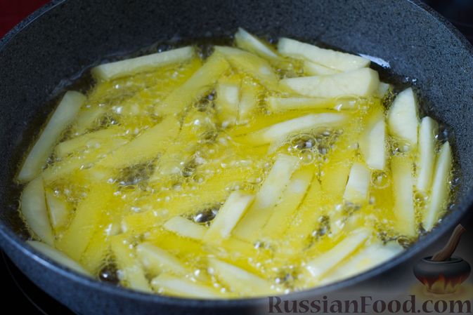Фото приготовления рецепта: Картошка фри с черемшой - шаг №4