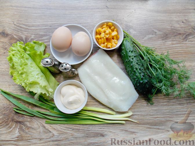 Фото приготовления рецепта: Салат из кальмаров с кукурузой, огурцами и яйцами - шаг №1