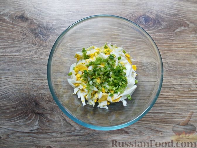 Фото приготовления рецепта: Салат из кальмаров с кукурузой, огурцами и яйцами - шаг №8