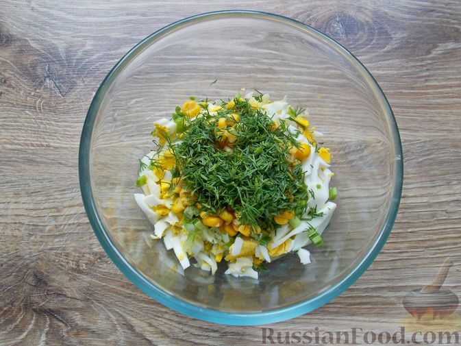 Фото приготовления рецепта: Салат из кальмаров с кукурузой, огурцами и яйцами - шаг №9
