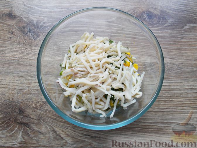 Фото приготовления рецепта: Салат из кальмаров с кукурузой, огурцами и яйцами - шаг №10
