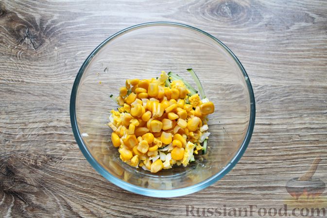Фото приготовления рецепта: Салат из кальмаров с кукурузой, огурцами и яйцами - шаг №7